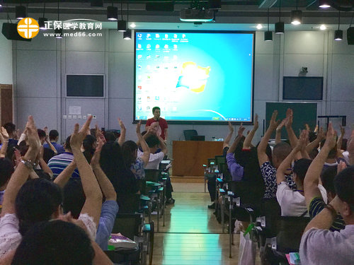 现场学员认真学习中医中药学医师相关知识，气氛热烈 