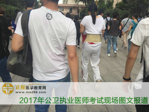 众多准备参加公卫执业医师考试考生走向考场